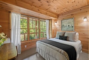 4 bedrooms, desk, iron/ironing board, free WiFi - The Toccoa Riverfront Cabin (Blue Ridge)