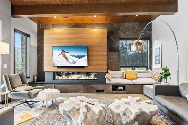 Smart-TV, Kamin, Stereoanlage