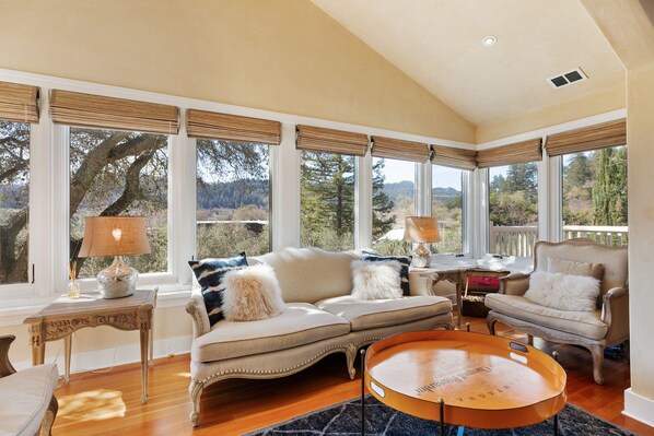 Smart-TV, Kamin, Videospielkonsole, DVD-Player