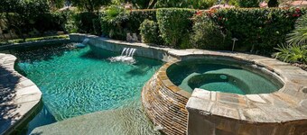 Retraite du désert de 3 chambres avec piscine privée d'eau salée, bain à remous, foyer et vues sur la montagne