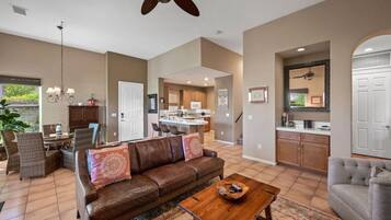 Una Smart TV, una chimenea, libros