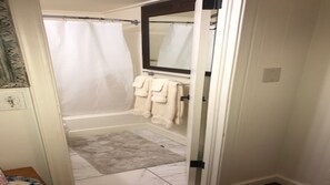 Sèche-cheveux, serviettes fournies, savon, shampoing