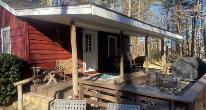 Viihtyisä mökki lepää Babbling Creekillä, joka sijaitsee Highlandsin ja Kassien välillä.