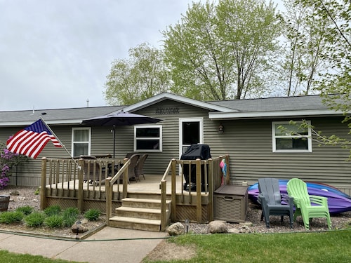 Cozy family & pet friendly lake home, great reviews & rates