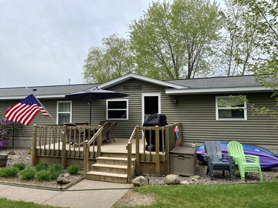 Cozy family & pet friendly lake home, great reviews & rates