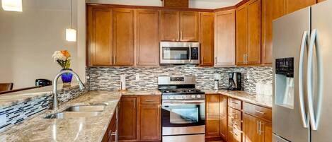 Kylskåp, mikrovågsugn, ugn och spishäll