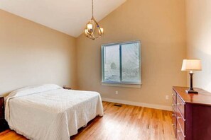 3 bedrooms, desk, iron/ironing board, free WiFi - 60 Minutes to Ski Country, 15 Minutes to Downtown Denver (Golden)