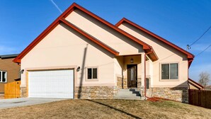 A single-story house with a garage, a front entrance with steps, and a stone foundation. - 60 Minutes to Ski Country, 15 Minutes to Downtown Denver (Golden)