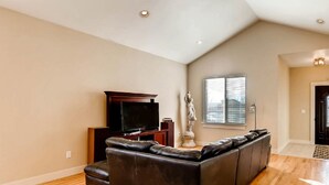 A spacious living room with a large sectional sofa, a flat-screen TV, and a statue. - 60 Minutes to Ski Country, 15 Minutes to Downtown Denver (Golden)