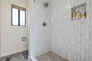 Ensemble douche/baignoire, sèche-cheveux, serviettes fournies, savon