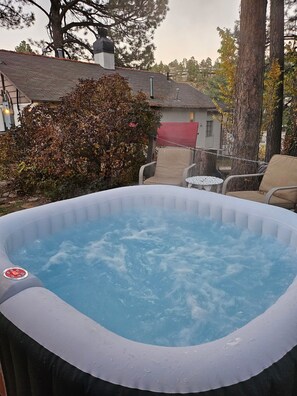 Outdoor spa tub - Mid-town Chalet right in the heart of Ruidoso! (Ruidoso)