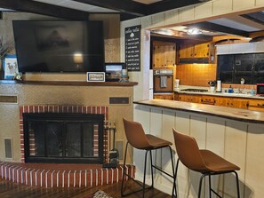 Fridge, microwave, oven, stovetop - Mid-town Chalet right in the heart of Ruidoso! (Ruidoso)