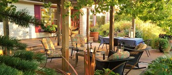 Suuri perhejuhliin ja hääparille lähellä Springhill Wedding Venues