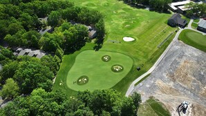 An aerial view of a golf course with multiple greens, sand bunkers, and a clubhouse. - 🌄Resort Vacations at Fairfield Glade TN Spacious two bedroom Golf Villa (Fairfield Glade)