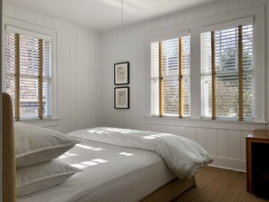 3 slaapkamers, een strijkplank/strijkijzer, gratis wifi, beddengoed