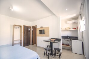 Deluxe-Dreibettzimmer, Mehrere Betten, Nichtraucher | Eigene Küche | Kühlschrank, Mikrowelle, Herdplatte, Kochgeschirr/Geschirr/Besteck