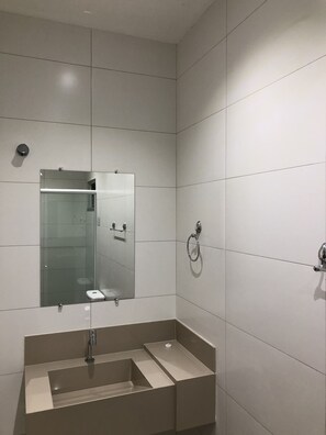 Phòng 3 Deluxe, nhiều giường, không hút thuốc | Phòng tắm | Buồng tắm vòi sen, khăn tắm 