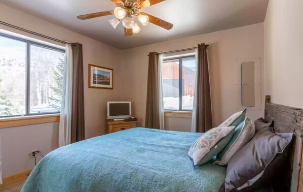 2 makuuhuonetta, silitysrauta/-lauta, ilmainen Wi-Fi, vuodevaatteet