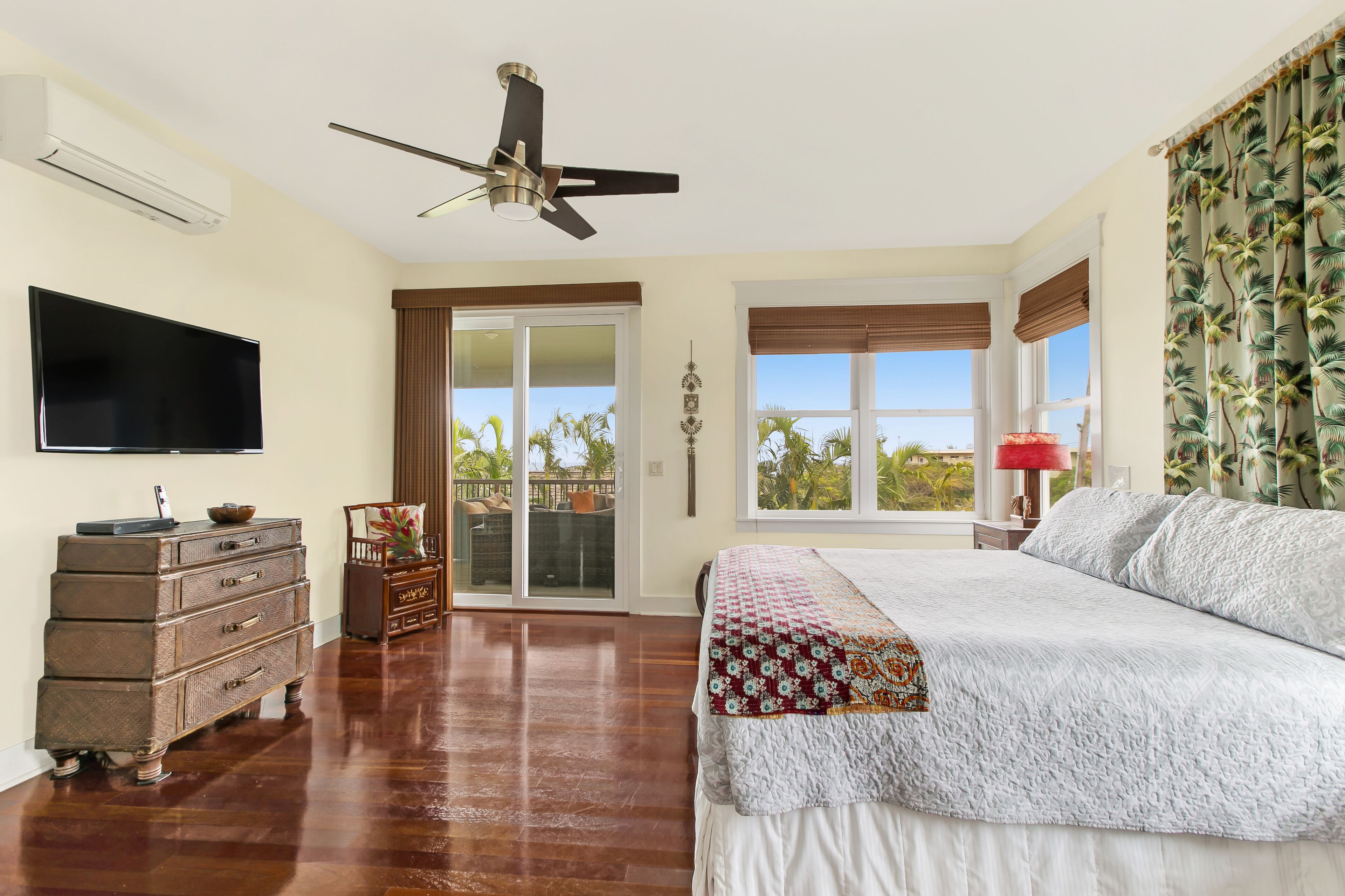 4 bedrooms, desk, iron/ironing board, travel crib