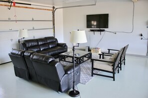 テレビ、暖炉、DVD プレーヤー、ビデオライブラリ