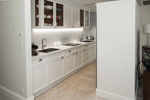 Fridge, microwave, oven, stovetop - ⚜WALDORF ASTORIA⚜ Queen Suite⚜ Luxury 2BR⚜Balcony⚜ (Jerusalem)