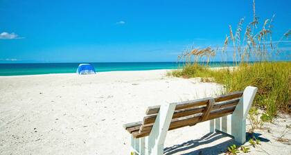 Acaba de ser renovado 2 dormitorios, 2 baños completos en Anna Maria Island pasos a la playa