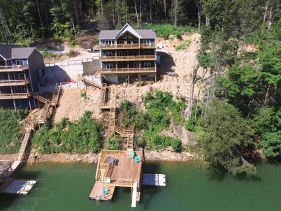 Norris Nook: Lakefront 9br/11ba, Private Dock,Private HotTub,Sleeps 32, Gameroom