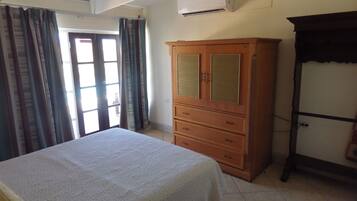 1 habitación, tabla de planchar con plancha, wifi y ropa de cama