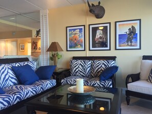 TV, caminetto, lettore DVD, impianto stereo