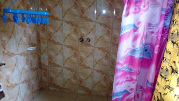 Suihkun ja ammeen yhdistelmä, hiustenkuivaaja, pyyhkeet, saippua