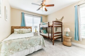 2 habitaciones, escritorio y tabla de planchar con plancha