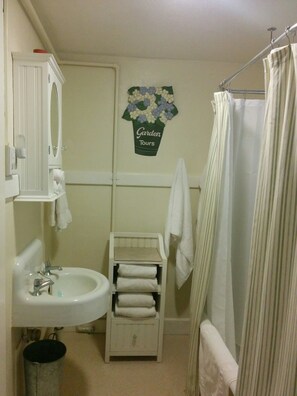 Tina con regadera, secadora de cabello, toallas, jabón 