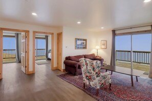 Smart TV, books - Birch at Lake Bluff Preserve-Spectacular Lake Michigan Views-Sleeps 20 (Frankfort)