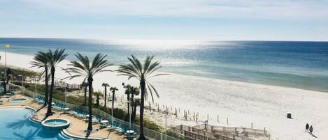 Una piscina al aire libre, una piscina climatizada