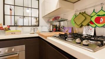 Fridge, microwave, oven, stovetop