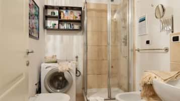 Shower, hair dryer, bidet, towels