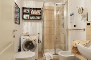 Shower, hair dryer, bidet, towels - LA BELLA SOSTA AL COLOSSEO (Roma)