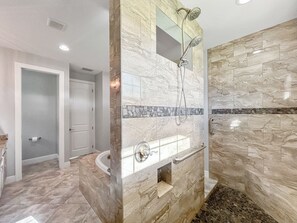 Badewanne, Haartrockner, Handtücher, Toilettenpapier