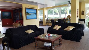 Fernseher, DVD-Player, Bücher, Musikbibliothek