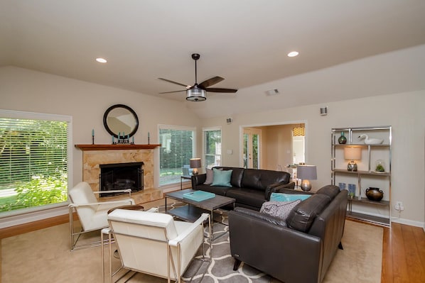 Smart TV, fireplace