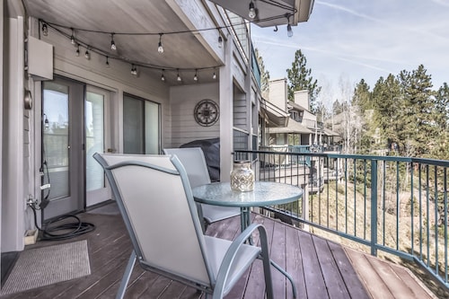 Great condo w/2 decks,  near the slopes - city view (3rd bedroom option)