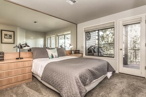 2 bedrooms, iron/ironing board, WiFi, bed sheets - Great condo w/2 decks,  near the slopes - city view (3rd bedroom option) (Bend)