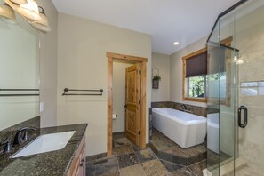 Haartrockner, Handtücher, Seife, Shampoo