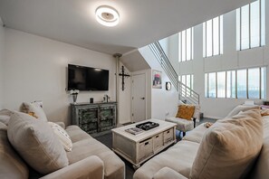 TV, lettore DVD, libri, videoteca