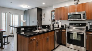 Coffee/tea maker, fridge, microwave, oven - Beautiful Condo  with a rooftop in the heart of Old town Scottsdale. (Scottsdale)