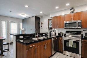 Frigorifero, microonde, forno, piano cottura