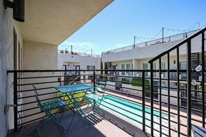 Outdoor dining - Beautiful Condo  with a rooftop in the heart of Old town Scottsdale. (Scottsdale)