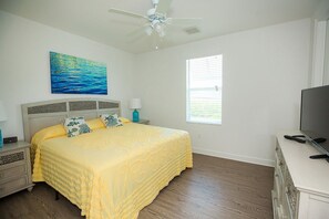4 bedrooms, WiFi, bed sheets - 4 Bedroom 3 Full Bath Home on Canal in Marathon w/Private 35 foot dock (Marathon)