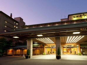 住宿正面 - 傍晚/夜晚