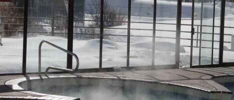 Piscina a l'aire lliure i piscina climatitzada